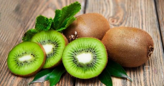 Kivi: Antioksidan zellii sayesinde bakl glendiren kivi tam bir C vitamini deposu. yle ki portakaldan daha fazla C vitamini ieren bir adet kivide gnlk alnmas gereken C vitamini ihtiyacndan daha fazlas var. indeki pektin sayesinde vcudu toksinlerden arndrrken DNA'y koruyor. Kan ekeri kontrol iin yararl olan kivi, ieriindeki lif sayesinde sindirimi kolaylatryor, kolesterol dengeliyor. ngiltere&#8217;de yaplan aratrmalar kk ocuklarda ksrme, haprma, nefes darl gibi baz hastalklarda kivinin olumlu etki yaptn ortaya koyuyor.