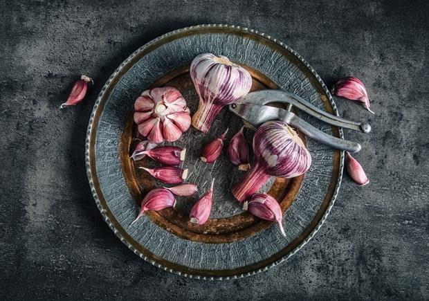 Sarmsak, soan: Binlerce yldr birok tbbi amala kullanlagelen mucizevi besin sarmsan bakteri, mantar ve virsleri yok etme kapasitesi 19. Yzylda Louis Pasteur&#8217;n aratrmalaryla da dorulanm. zellikle i tketildiinde ieriindeki slfrl bileikler sayesinde baklk sistemini glendiren, kansere kar koruyan sarmsak hcre onarmn kolaylatryor ayrca helikobakter pilori gibi baz bakterilerin oalmasn nlyor. Ancak ar tketimi vcutta kanamalara yol aabiliyor. Kokusundan dolay pek ok kiinin tketiminden kand sarmsaa her gn iki di sofrada yer vermek ok faydal. Ayn aileden olan soan da hcre hasarna kar koruyan ve bakl kuvvetlendiren ok gl bir antioksidan.