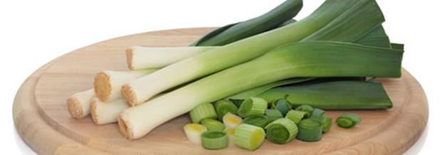 Prasa: Sala faydalar ok yksek olan prasa tam bir kalp dostu besin. erdii flavonoid ve kamferol sayesinde kan damarlarnda meydana gelen hasarlar gidermeye yardmc oluyor. Slfrl bileikler sayesinde de zellikle kolon kanseri bata olmak zere birok kanser trne kar koruyucu etkisi bulunuyor. Ancak ok yksek miktarda tketildiinde kalsiyumun vcutta kullanlmasn olumsuz etkileyebilir. Gaz yapan bir sebze olduu iin sindirim sistemi sorunlar yaayanlarn ok iyi piirerek ve az miktarda tketmesinde fayda var. Prasay sevmeyenler patates ile birlikte piirerek pre haline getirilip orbalarda tketebilecekleri gibi, salatalara da soan yerine dorayabilir. Omlet ve menemene ilave ederek de kahvaltlarnz daha salkl hale getirebilirsiniz.