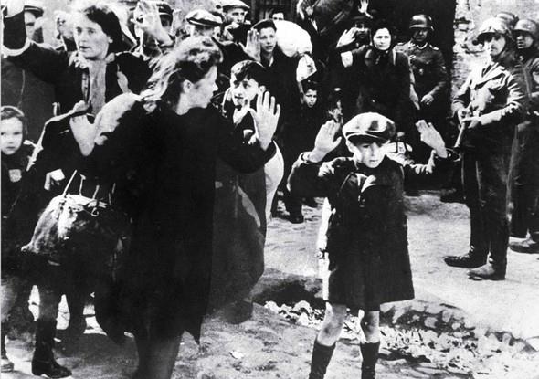 Yahudi ocuk Varova'da teslim oluyor - fotoraf bilinmiyor - 1943