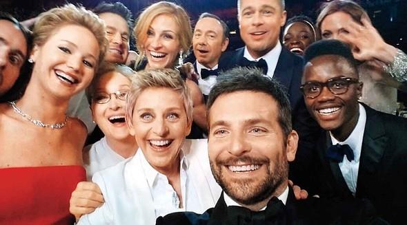 2014 ylnda dzenlenen Oscar treninde aktr Bradley Cooper'n ektii selfie olay yaratmt. Fotorafla ilgili olarak konuan sunucu Ellen DeGeneres, "Hayatm boyunca unutamayacam bir and. Fotoraftaki herkese teekkr ediyorum" yorumunu yapmt.