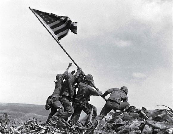 Iwo Jima Muharebesinde dikilen bayrak -Joe Rosenthal (1945)