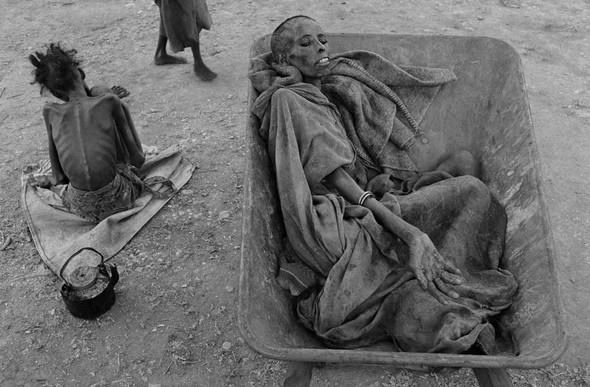 Somali'de Alk - James Nachtwey (1992)