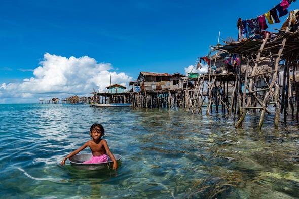 Ksa bir hazrlk srecinin ardndan yola ktk. ki gne yaylan uzun bir yolculuun ardndan, Semporna?ya ulatk. Polis gn domadan okyanusa kmaya izin vermiyor, hava kararmadan karaya dnmek de, tm teknecilerin kural olmu. Korsanlarn gittike artan saldrlar, Semporna?llarn okyanustaki faaliyetlerine ciddi kstlamalar getirmi. Bajau kylerinde kalmak hemen hemen imknsz. Rehberimiz New?i, en azndan bir-iki geceyi kylerden birinde geirmek iin yoklamaya kalksak da, ?Sizin probleminiz nedir hocam?? bakndan sonra gerei kabullenip, konuyu daha fazla uzatmadk.
