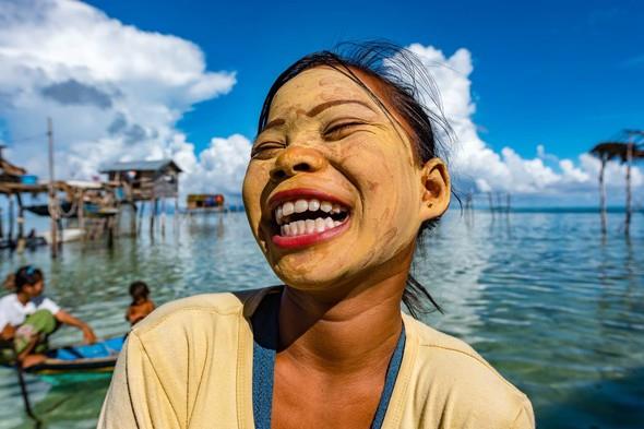 Uzaklardaki kyler lk gnler, karaya daha yakn olan; balkln karn doyurmaktan ok, para kazanmak amacyla yapld, evlerin biraz daha byk ve ilk hoyrat muson rzgrnda yerle bir olmayacak dirente ina edildii kyleri gezdik. Artk Bajau&#8217;larn hayatyla ilgili teorik bilgilerimizi aan bir fikre sahip olmutuk. Korsan tehlikesiyle ilgili bir skntyla da karlamamamz, cesaretimizi enikonu artrd. Grdmz her kyn, her evin, her ailenin, her insann daha nceki tecrbelerimizle kyaslanamayacak kadar farkl olmas, artk hibir tehdidin kolay dizginleyemeyecei bir keif merakna yol at. Sanrm nc gnmzd. Karaya dn yolunda, Hseyin&#8217;i, kaptana Pasifik Okyanusu&#8217;nda yol tarif etmeye alrken yakaladm! Yarndan itibaren en uzaklardaki, karayla balants tamamen kopuk kylere gitmeye karar verdik.