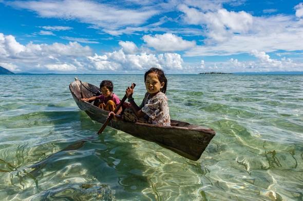 Limandan ayrldn ilk yarm saatte; sadaki-soldaki yerleim yerleri, yk gemileri, dalg tekneleri, balklar tam anlamyla bir kopu hissiyat yaamana izin vermiyor. O sabah, hi durmadan yol aldmz bir saati gemiti ve epey bir zamandr usuz bucaksz okyanusta sudan baka bir ey gremez olmutuk. Hseyin&#8217;le arada srada birbirimize, &#8220;nallah bizi satmaya gtrmyorlardr&#8221; bak atp, hemen ardndan tm tedirginliimizi abucak teknenin su yoluna salarak, ilerleyiin ritmine kaptryorduk kendimizi. Sonunda, &#8216;Bintang Biru&#8217; kardan grnd. Kelimenin tam anlamyla okyanusun ortasna kurulmu, karayla hibir balants olmayan, flesen uacaklar gibi birbiri ardna dizilmi 25-30 kulbeden oluan, fantastik ocuk kitaplarna yarar bir ky... Kye vardmz saatte su tamamen ekilmiti. Bir buuk saat tam gaz yol yapp, suyun dizimizde olduu bir harikalar diyarna ulamtk!