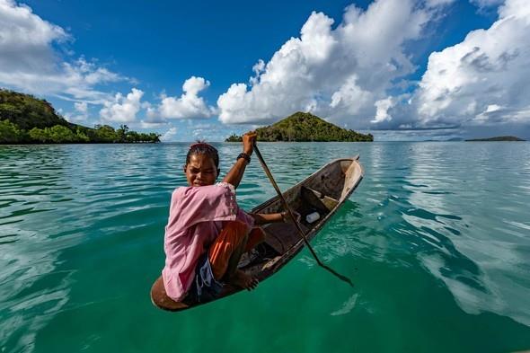 Bajau kylerinde evler arasndaki ulam ve gndelik ilerde kullanlan eyalarn tanmas kk ahap kanolarla salanyor.