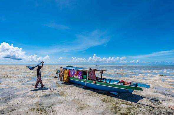 Yamur yadnda mutlu olan, karn doyduunda mutlu olan, snacak bir kulbesi varsa mutlu olan bu insanlar bizim adamz. El dememi halimiz. Okyanusun ortasnda unutulmu bu insanlarn bar ve huzur iindeki yaamndan yansyan bu fotoraflar baka bir gezegende ekilmedi. imizde kopan frtnalarn bir anlna da olsa dinmesine, her yanmz yara bere iinde brakan prangalarmzdan, pazartesi mesai balangcna kadar kurtulabilmeye yarasalar ne l... Eitsizlikle, acmaszlkla, bencillikle dolu dnyamzn karsna, insann zne yakan deerlerden oluan zgr bir dnya hayali koymak, ksa bir sreliine de olsa rahatlatr insan. Cierlerine oksijen doldurur. &#8220;Maddi anlamda hemen hibir eye sahip olmayan bu insanlar nasl oluyor da benden daha mutlular?&#8221; sorusunu sormak bile, ruhumuza szacak hayrl bir pheye kap aralayacak. tirazsz kabul edilenin karsna dikilen her yeni soru, iten ie zlemini duyduumuz hayata bir adm daha yaklatracak bizi.