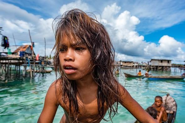 Son derece karakteristik yz hatlarna sahip kk bir Bajau kz.