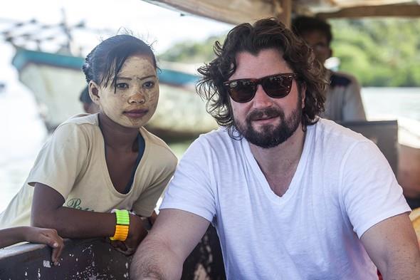 Bajau kzlar, gneten korunmak iin yzlerine bitki zlerinden yaptklar bir karm sryorlar.