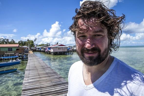 Onlar bulmaya karar verdiimde yol arkadam olmas iin fotoraf dostum Hseyin Alsancak&#8217; aradm. &#8220;Gelir misin?&#8221; dedim, &#8220;Fark etmez&#8221; dedi. Bu arada meseleye ilikin tek tecrbesi &#8216;Karayip Korsanlar&#8217; olan ben, Hseyin&#8217;e Filipinli deniz korsanlar tarafndan karlma riskinden bahsettim ve o bildik cevab aldm: &#8220;Bize bir ey olmaz.&#8221; te &#8216;suyun kaldrma kuvveti&#8217; ekseninde biimlenen gayet slak maceramzdan kimi notlar ve kadrajlar...