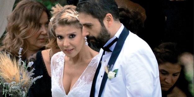 Erhan elik sen Ankara&#8217;ya gel nerisinde bulunsa da nl arkc gereke olarak 3 olunu gsterdi. Daha sonra elik iini stanbul&#8217;a tasa da evlilikte byk kriz geen ay meydana gelmiti.