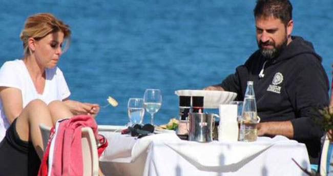 ERHAN ELK EVDEN IKARKEN  EY OLDU!    ifte yakn bir kaynaktan gelen bilgiye gre; Erhan elik sadece, Glben Ergen'in ocuklar, Atlas, Aras ve Gney'in tirtlerini ald.