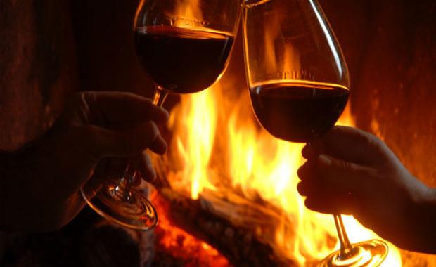 Doyasya yaanacak mine keyifleri<br>  Yaz aylarnda bahede yaplan mangal keyiflerinin yerini imdi mineler ald. Tamam, mangaln da tad ayr, kabul ediyoruz. Ama mine nnde geirilen vakitlerin yerini de hibir ey tutmuyor be. Yazn nasl deniz manzaral, terasl, vs. oteller poplerse, kn da mineli oteller revata oluyor. Gndz doyasya gezip ya da kayak yaptktan sonra akam yemeini takiben mine banda iki kadeh scak arap tokuturmak sadece k aylarna zg bir aktivite. Scack minenin nnde dostlarnzla keyifli sohbetler etmek, hayatnzn en tatl anlar arasna girecektir hi phesiz.