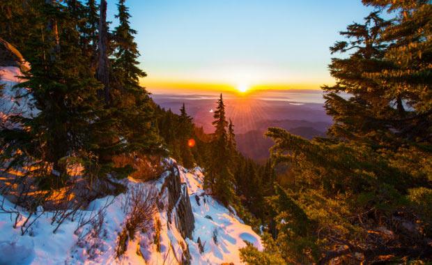 imdi etraf esiz manzaralarla dolu<br>  K mevsiminin bizlere sunduu o byleyici manzaralar ne yazk ki yazn bulamyoruz. O puslu havann yaratt atmosfer bambaka nk. Hele bir de baktmz yere kar dmse, tam bir grsel len deil de nedir syleyin. Bir de iin yle bir gerei var. Yazn kan ter iinde, srf manzara greceim diye da bayr trmandnz dnn. stne bir de bakmsnz sizin gibi nefes nefese kalm birok turist fotoraf ekme yarna girmi. Ne anladnz siz o manzaradan?