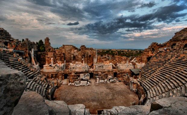 Yine yazn denize girmekten kefedemediiniz yerlere gitme imkan  <br>ou insann Bodrum Kalesi'ni grmeden Bodrum'dan dndn defalarca dile getirmitik. te bahsetmek istediimiz de tam olarak bu. Yaz tatillerinde herkes olmasa bile birok kii kendini ya bir her ey dahil oteline kapatyor ya da kefettii eyler plajlardan ileriye gidemiyor. Belki tekne turlaryla farkl koylar kefetmeye yelteniyor ama gnelenmekten kafasn bir trl kaldramyor ki etrafnda neler var grsn. Halbuki ok sayda sayfiye mekannn antik kenti, tiyatrosu, sanat galerisi, kalesi, yel deirmeni, deniz feneri ve daha sayamadmz bir yn grlmesi gereken yeri var. Kn bunlar kefetme imkanna sahipsiniz.