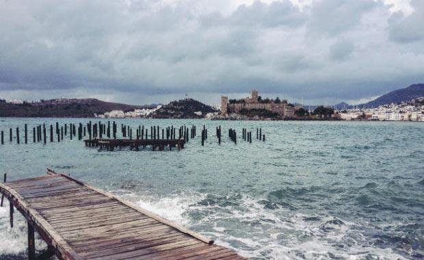 Yazn kalabalk olan yerler imdi huzur yuvas  <br>Misal bir Bodrum, bir eme, bir Fethiye imdi nasldr tahmin edebiliyor musunuz acaba? Etraf olabildiince ssz ve tertemiz. O da ne; hi ocuk sesi yok, kimse barp armyor. Kendinizi imdiklemeyi brakn, zira ryada deilsiniz. Sadece kn bir sayfiye mekanna gittiniz, ekstrem bir durum yok ortada. Alkn deilsiniz sadece. Alaat'da bir trl yer bulamadnz iin es getiiniz o balk restoran u an tamamen size ait. Kumsallar da sizin. Belki denize giremeyeceksiniz ama denizin kyya vururken kard o tny da yazn hi duymamsnzdr.