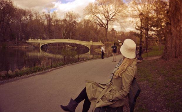 Aslnda daha ok dinlenebileceiniz gerei<br>  Evet, doru! Zira yaz tatilinde gerek anlamda dinlenebilen varsa beri gelsin. Aman gn bitmesin diye erken kalklan, gnein en kavurucu olduu saatlerde hemen otel odasna geri kalan, sonra bir daha plaja inilen, akam du alp doru gece hayatna aklan, gecenin ge saatlerinde otele dnp ertesi gn ayn rutinin tekrarland bir tatilde kim dinlendiini iddia edebilir. Bunlar yapmasanz bile kalabalk ve gne zaten yeterince enerjiyi emiyor. Kn, gndz ne kadar gezerseniz gezin, akamn erken saatlerinde otelinize ekileceiniz iin dinlenmi hissedeceiniz her zaman daha garanti.