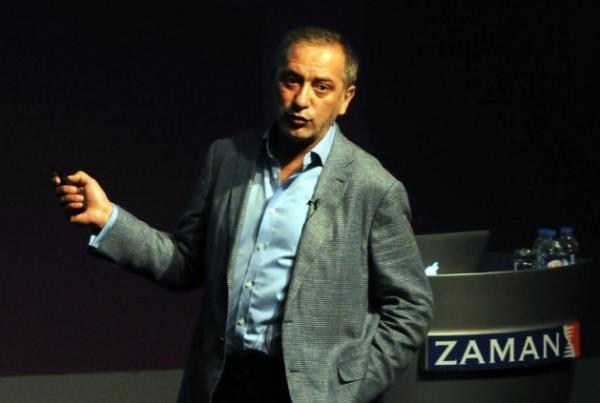 Van'da le namaz ka rekat diye sorup, eylemcilerin gzaltna alnmasn eletirdii blmde Fatih Altayl unlar syledi; "Polisin yapt enayilik. Polis orada camiden kanlara, kim gsterci kim cemaat anlamak iin kapdan kanlara namaz ka rekat diyor? Sen bu kadar m cahilsin polis efendi? Her mezhepte farkl kardeim afiler 4, Hanefiler 5? kan afii'yse 4 rekat diyecek. Polis afiilii bilmiyorsa ?Vay yanl diye gtrecek? afii mezhebi de 4 rekat"