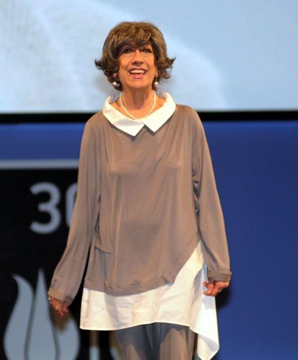 Ayen Gruda: "Cami nasl bir mabedse, tiyatro da ayn ekilde mabeddir. Yani kutsaldr. O yzden camiyi kapatmakla tiyatroyu kapatmak arasnda bir fark yok. Camide insanlar vaaz yoluyla Tanr`nn retilerini renir ve ibadet yapar, tiyatroda da hayatla ilgili birok ey renir. kisini de kapatmak kutsala saldrdr"