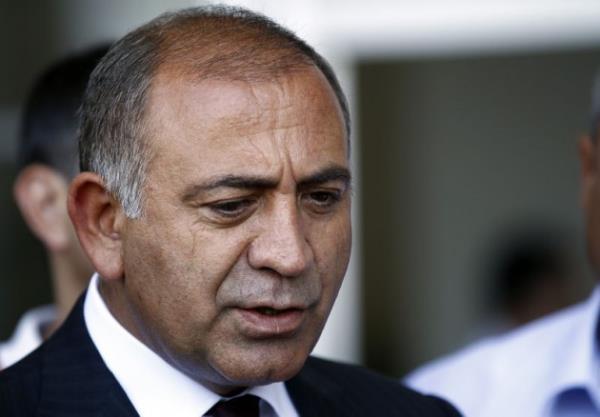 CHP'nin ar toplarndan Grsel Tekin Taksim Gezi Park protestolar srasnda "revir" ad altnda kullanlan Dolmabahe Camii'nin Mezzini Fuat Yldrm' vmek isterken dini konulardaki eksikliini de gzler nne serdi. Tekin, Gezi Park eylemleri srasnda caminin iinde bira iildii grmediini syleyen Mezzin Fuat Ylmaz iin, "Hepimizin zlem duyduu din adam. En ksa srede gidip sayn mezzinin arkasnda Cuma Namaz klacam." dedi.