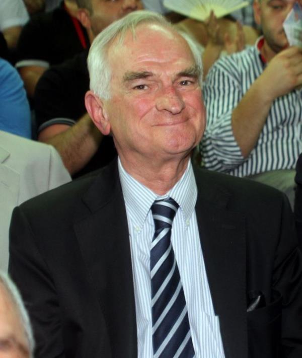 CHP Genel Sekreteri nder Sav, zmir'de partisine katlm treninde konumasna baladktan ksa sre sonra yats ezan okunmaya balannca ezann bitmesini bekledi. Sav'n ezan bittikten sonra yats ezann iftarn ald akam ezan ile kartrarak, "Allah kabul etsin" dedi.