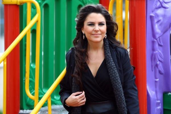 zm srecinin konuulduu programa Galip Ensariolu Ankara'dan, Altan Tan ise stanbul'dan katlyordu. Ankara iin iftar vakti geldiinde Ensariolu, "Ankara'da iftar oldu, kusura bakmayn" deyip iftar aarken Ece ner'in stanbul'daki Altan Tan'a dnerek "Siz de niyetliyseniz orucunuzu aabilirsiniz. Suyumuz var" dedi.