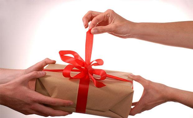 Gift : Hediye (ngilizce), Evli (svee), Zehir (Almanca)