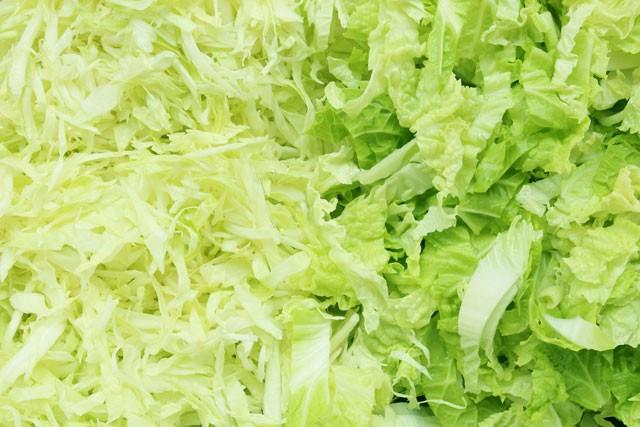 Doranm salatay kat havluyla saklayn<br>    Fazladan doradnz salatanz iin nm en byk dman, unutmayn. Nemi minimuma indirmek iin doranm yeilliklerinizi koyduunuz kaba kat havlu koyup kab stre filmle sarn. Domates gibi sulu malzemeler kullanmayn.