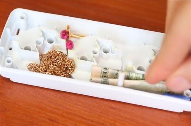 Ardndan dilediiniz ziynet eyasn iine koyun ve tornavidayla yeniden kapatn.