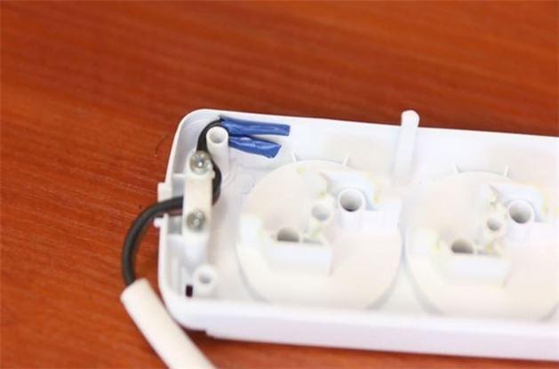 Kablolarn ucunu elektrik geirmez bantla sarn. Bylelikle alan bir kabloymu gibi durmasn salayabilirsiniz.