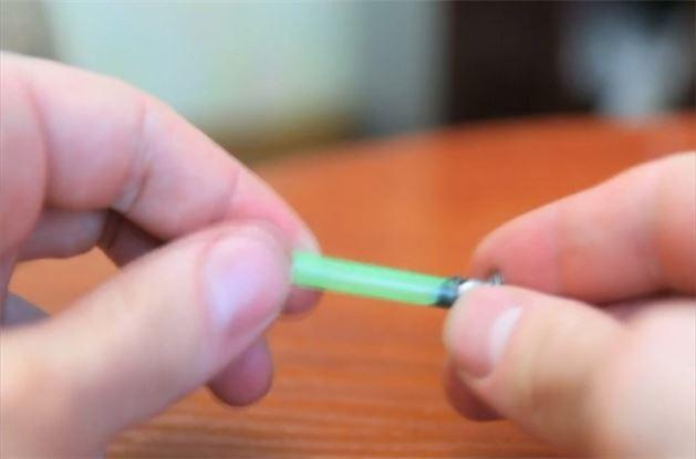 Pipeti delie uygun olarak kesin ve viday sabitlemek iin vidann olduu yeri yakn.