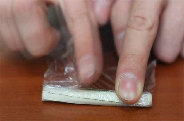 ncelikle dilediiniz kadar paray rulo haline getirin.