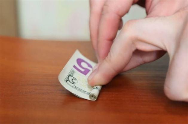 ncelikle dilediiniz kadar paray rulo haline getirin.