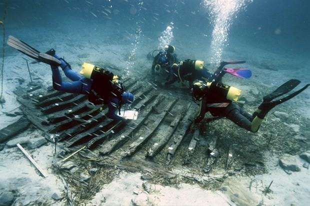 TRUVALI HELEN BURADA MAHSUR KALMI  Yunan mitolojisinde bir efsaneye gre Truval Helen ve Paris, Truva Sava'ndan nce burada mahsur kalm. Herkl'n de kendine baka bir isim takarak ehri ziyaret ettii syleniyor.