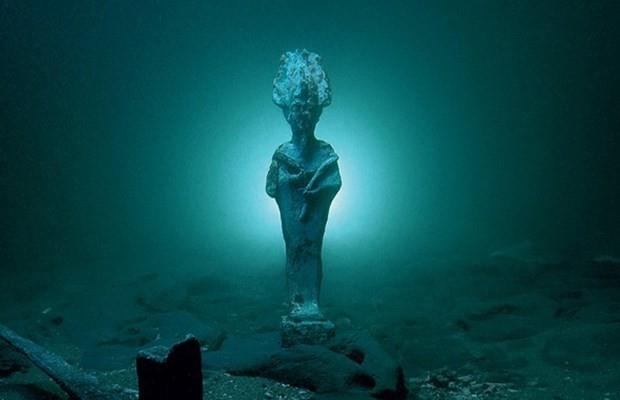 Heracleion antik ehrinin Msr uygarlnn giri kaps olduu ve gelen btn gemilerin de uygarla bu kapdan giri yapt dnlyor.