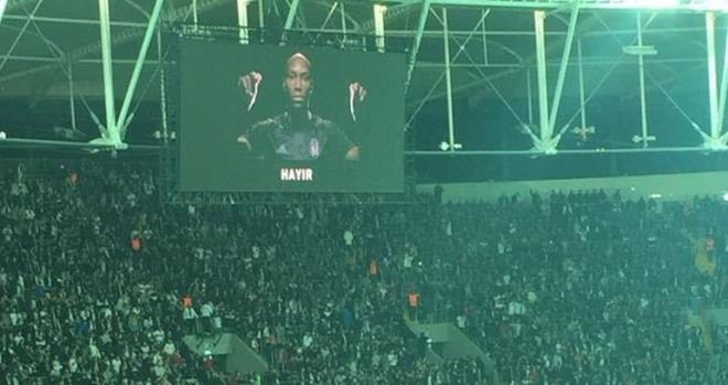 Man balama dd ile birlikte susarak bir dakika boyunca iaret diliyle "Irkla hayr" ve "Kara Kartal" diye sessiz tezahrat yapan Siyah-beyazl taraftarlar, bylelikle rklk sorununa ve iitme engellilerin yaadklar problemlere dikkat ekti.