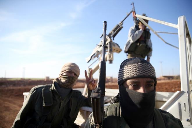 Youn atmalarn yaand blgede, SO mensuplarnn ele geirdii son noktalardan biri olan El-Bab ile Al-Azrak arasndaki mevzilerden ar silahlar ve havan saldrlaryla gerekletirdii kuatmay krmak ve kontrol elinden brakmak istemeyen DEA yeleri, ehri 2 kilometre dardan evreleyen kontrol noktalarna konulandrd keskin nianclar ve dokalarn yan sra zaman zaman havan saldrlaryla SO birliklerini pskrtmeye alyor.