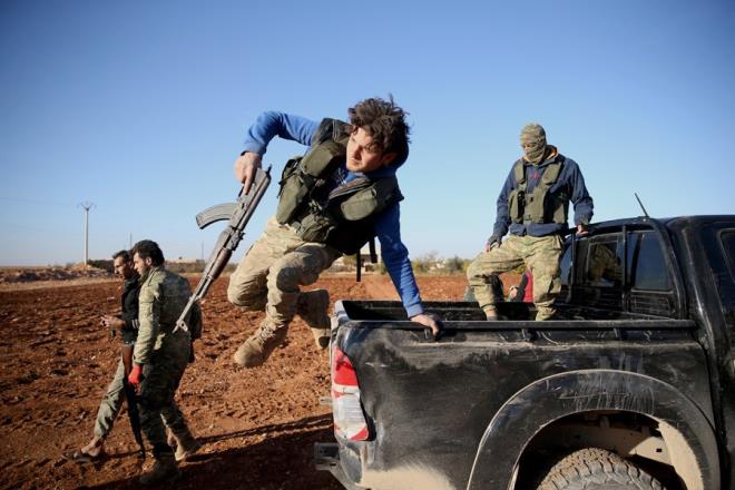 Anadolu Ajans (AA) ekibinin kaydettii grntlerde, Frat Kalkan Harekat'nda kritik neme sahip Halep'in El-Bab ilesini terr rgt DEA'tan kurtarmak isteyen Trk Silahl Kuvvetleri (TSK) destekli SO birlikleri, blgeye askeri personel, ara ve silah takviyesini srdryor.