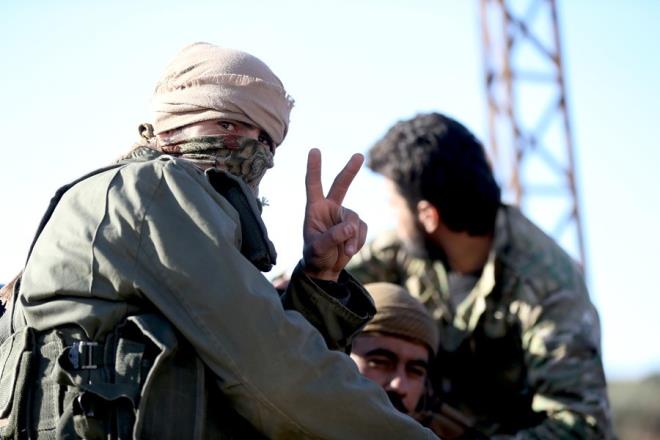 Frat Kalkan Harekat kapsamnda terr rgt DEA'n kontrolndeki El-Bab'a ilerleyen zgr Suriye Ordusunun (SO) ulat son noktadaki mevziler grntlendi.