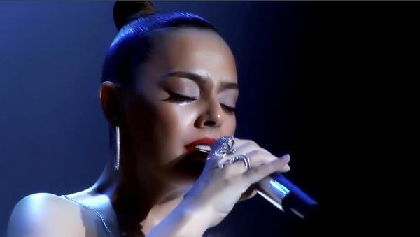 Eskiden nl modaclarn tasarmlarn takip eden nl sanat her konserinde farkl kyafetler giyerdi. imdilerde modaclarn tasarmlarn takip etmeyi brakt. Sahnede kulland kyafetleri bir kez giydikten sonra kenara atmyor, tekrar tekrar giyiyor.