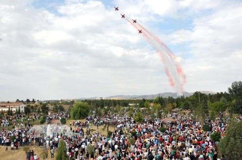 Trk Hava Kuvvetleri bnyesinde faaliyet gsteren akrobasi timi 'Trk Yldzlar' orum'da 'Zafer Uuu' yapt.