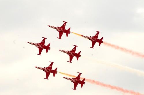 Konseri izleyen vatandalar srekli Msr'daki darbe kart gsterilerin sembol haline gelen 'Rabia' iareti yaparken program sonrasndan orum Belediye Bakan Muzaffer Klc, sahneye karak Uur Ilak ile 'Rabia' iareti yapt.