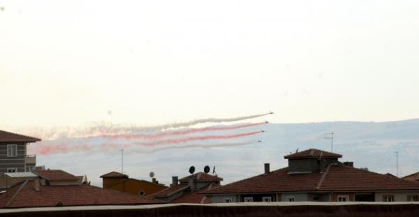 Etkinlikler erevesinde Uur Ilak konser dzenledi. Burada bir konuma yapan sanat Ilak, Suriye'deki katliam ve Msr'da yaanan olaylara deindi.
