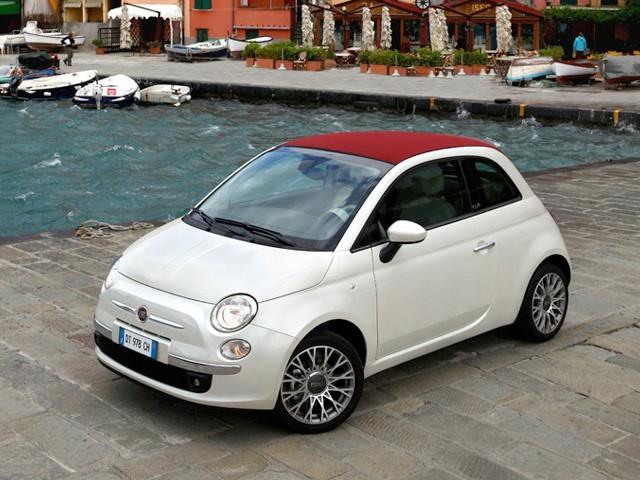 Fiat 500 Cabrio aralarda 6 bin lira deerindeki "Fiat 500 Fiyatna Fiat 500C Kampanyas" kasm aynda da devam ediyor. Ayrca, bu aya zel 500X aralarda 6 bin lira deerinde "Dz Vites Fiyatna Otomatik Vites" ve 500L aralarda 7 bin liraya varan "Tm Opsiyonlar Hediye" kampanyas bulunuyor.