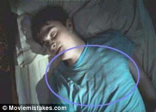 Harry Potter ve Zmrdanka Yoldal filminde Daniel Radcliffe arka arkaya gelen sahnelerde farkl tirt giydii dikkatli izleyicilerin gznden kamad...