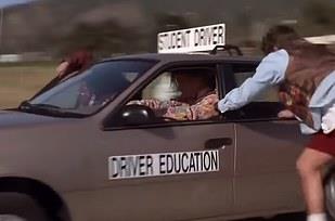 Dave de Link'in arkasndan koup arka camdan ieri atlyor ancak bir sonraki sahnede arka koltuktaki Dave deil.