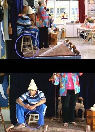 High School Musical 2  <br>  Bir sahnede oturduu sandalyede ayaklar sallanrken, dier sahnede ayaklar yere deiyor.