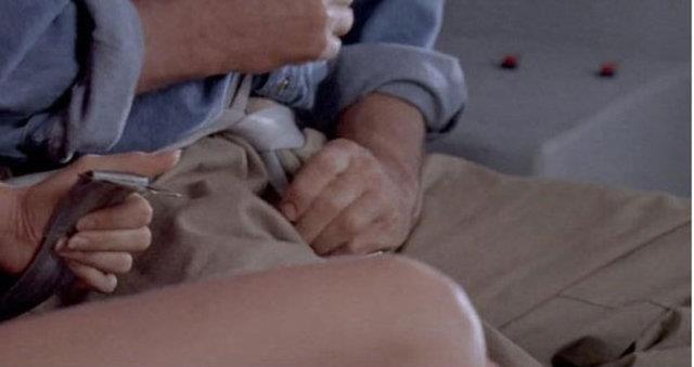 Jurassic Park<br>  Bu sahnede bata olan kemer ucu var.