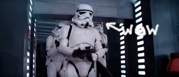 ?Star Wars: Episode IV A New Hope'ta bir Stormtrooper kafasn arpyor.